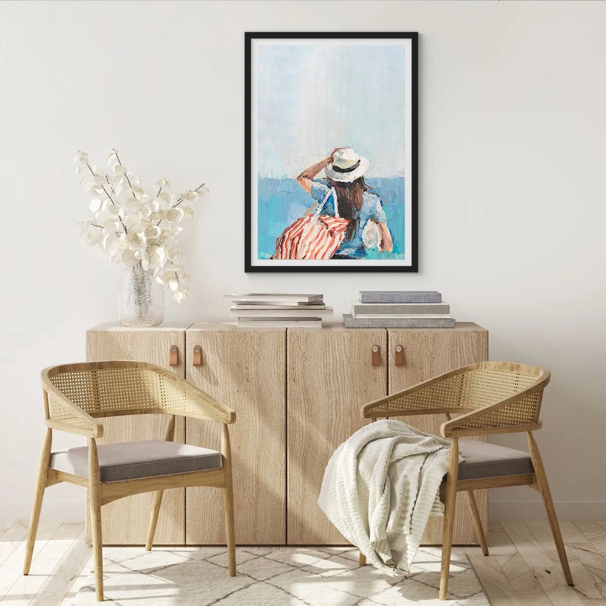 Plakát v černém rámu - Žena v klobouku s výhledem na moře - 50x70cm - Vítej na dovolené - Moderní nástěnná dekorace do obývacího pokoje a ložnice ARTTOR