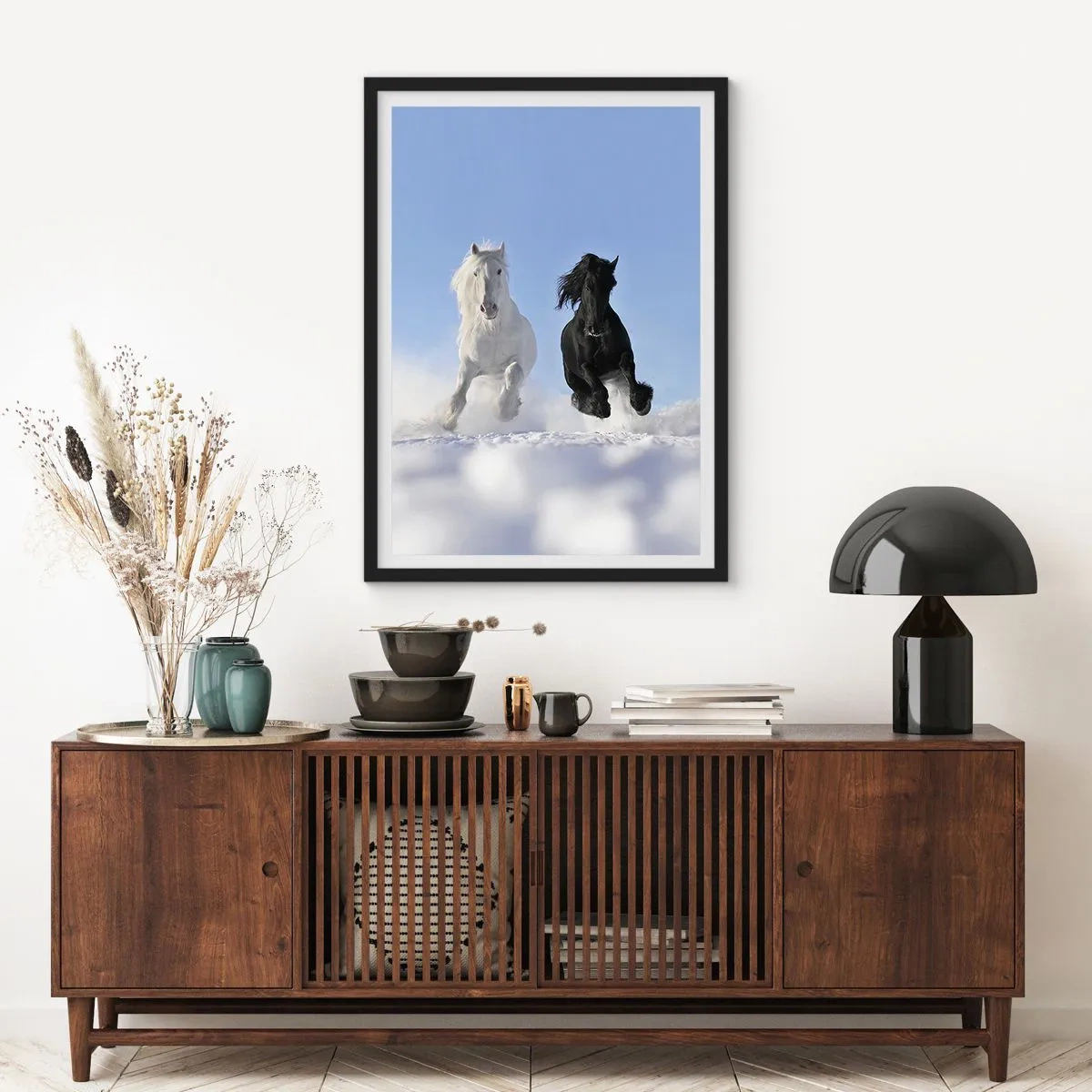 Plakát v černém rámu - Bílý a černý kůň cválající ve sněhu - 50x70cm - Černo-bílý cval - Moderní nástěnná dekorace do obývacího pokoje a ložnice ARTTOR