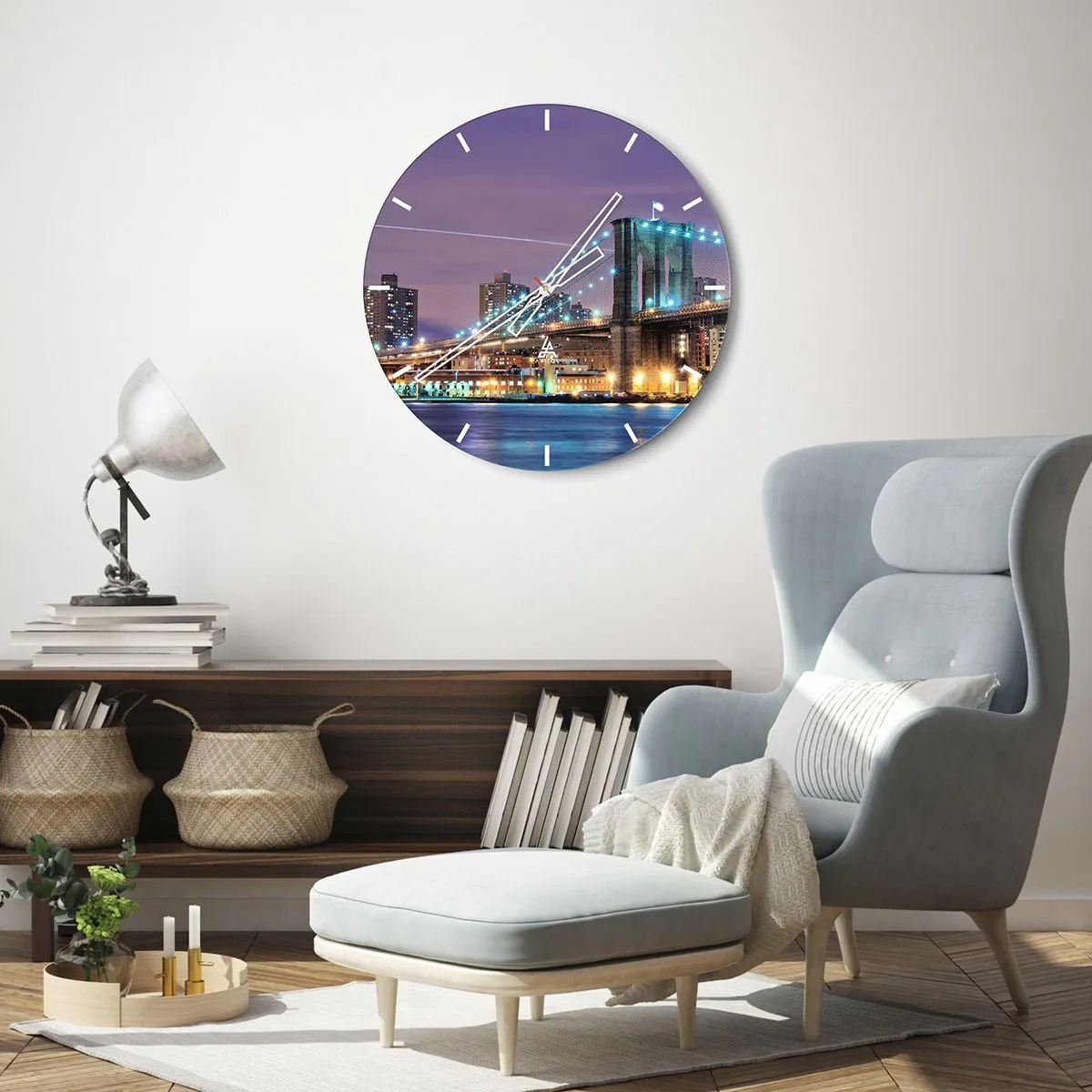 Nástěnné hodiny - Most osvětlený v noci přes řeku s výhledem na město - 30x30cm - Po mnoho let Brooklynský most - Moderní nástěnná dekorace do obývacího pokoje, kuchyně a ložnice ARTTOR