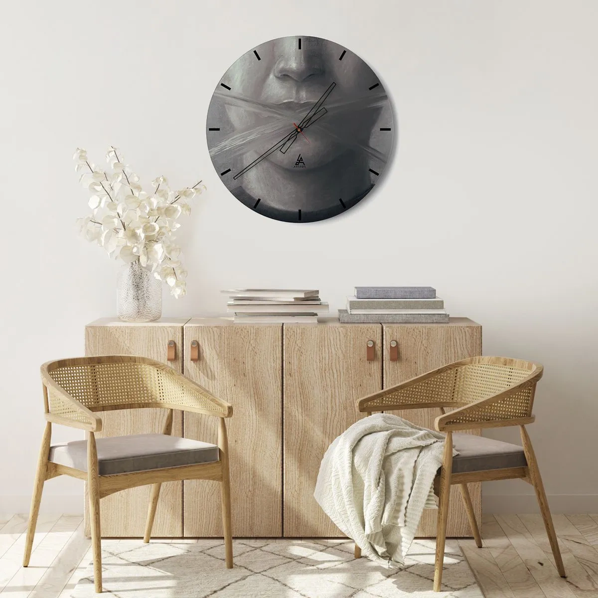 Nástěnné hodiny - Černobílý portrét s ústy zakrytými štětcem a křížem - 30x30cm - Ani slovo - Moderní nástěnná dekorace do obývacího pokoje, kuchyně a ložnice ARTTOR