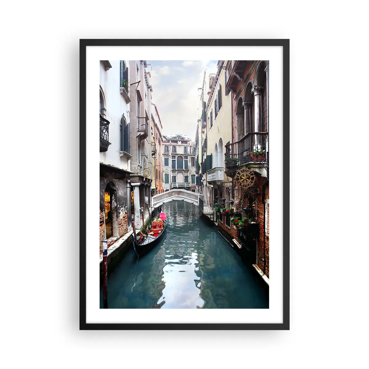 Plakát v černém rámu - Benátský kanál s gondolou a mostem - 50x70cm - Benátská krajina s gondolou a můstkem - Moderní nástěnná dekorace do obývacího pokoje a ložnice ARTTOR