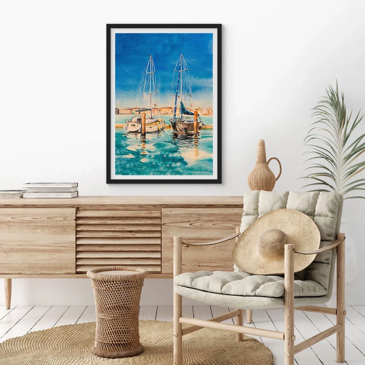 Plakát v černém rámu - Akvarelová ilustrace plachetnic proti modré laguně za slunečného dne. - 50x70cm - Slunečná laguna - Moderní nástěnná dekorace do obývacího pokoje a ložnice ARTTOR