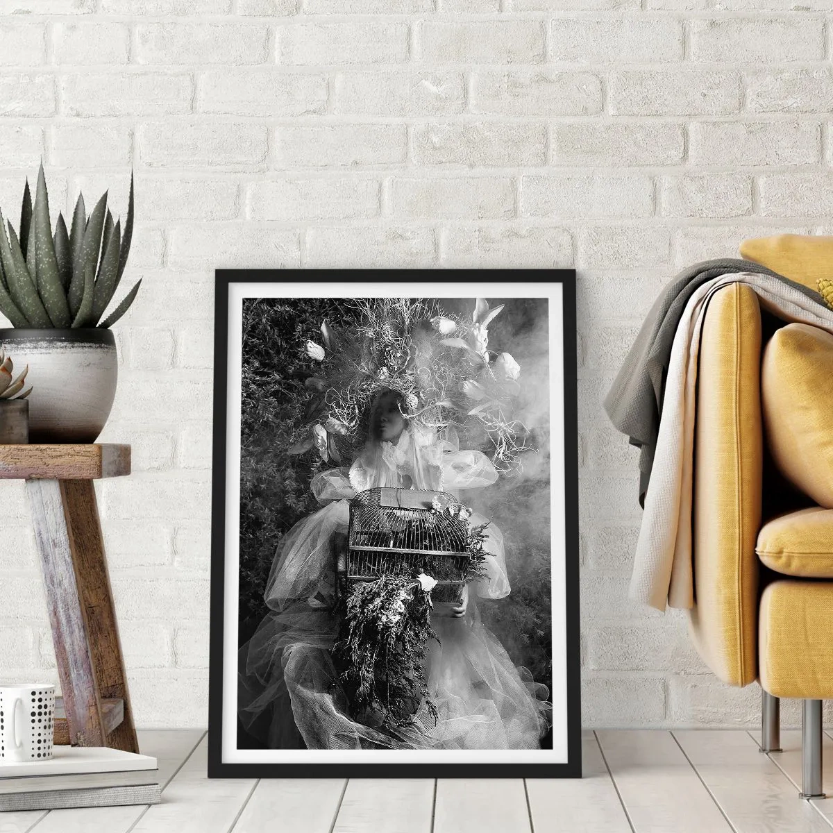 Plakát v černém rámu - Žena v šatech obklopená přírodou na černobílé fotografii - 50x70cm - Matka Příroda - Moderní nástěnná dekorace do obývacího pokoje a ložnice ARTTOR
