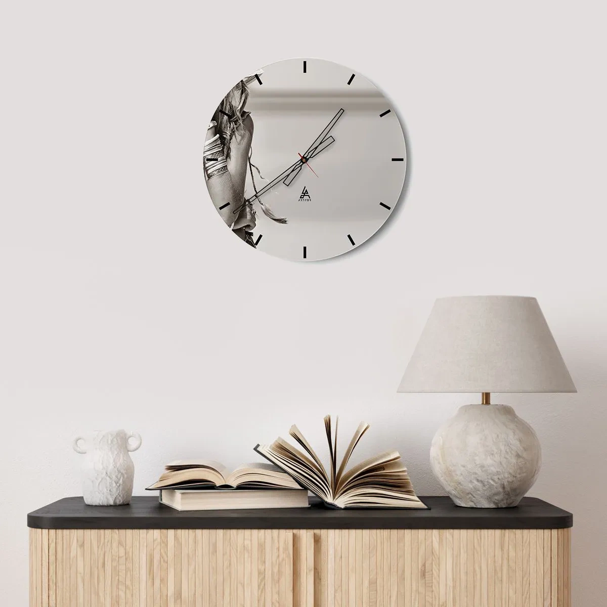 Nástěnné hodiny - Fragment dívky v ozdobném kostýmu v sépiové barvě - 30x30cm - Jako dívka - Moderní nástěnná dekorace do obývacího pokoje, kuchyně a ložnice ARTTOR
