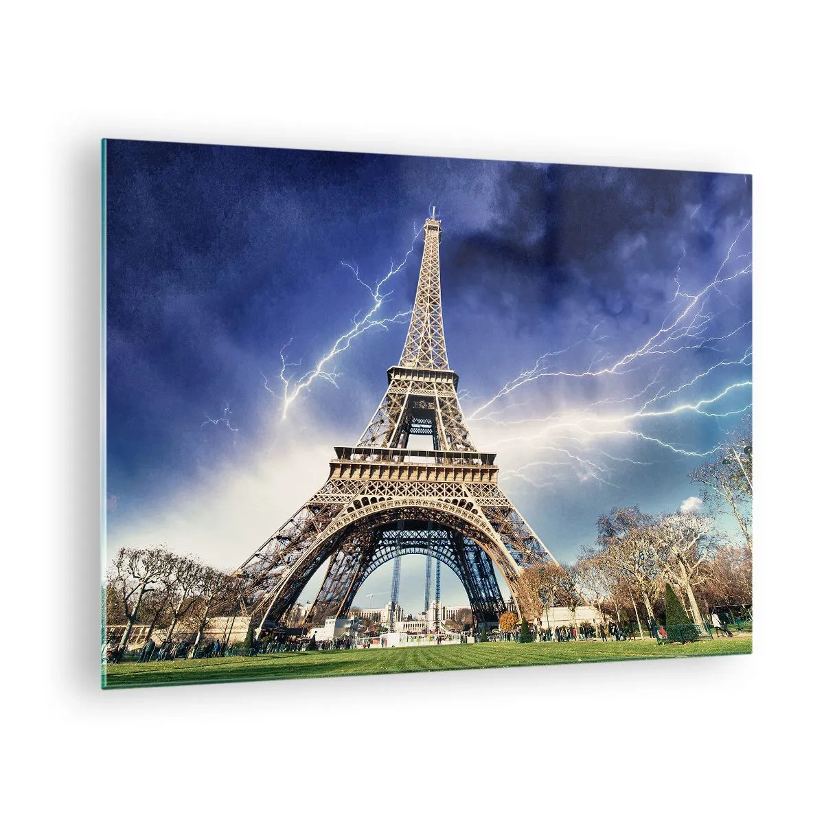 Obraz na skle - Eiffelova věž obklopená blesky za zamračeného dne - 70x50cm - Vládkyně bouří - Moderní nástěnná dekorace do obývacího pokoje a ložnice ARTTOR