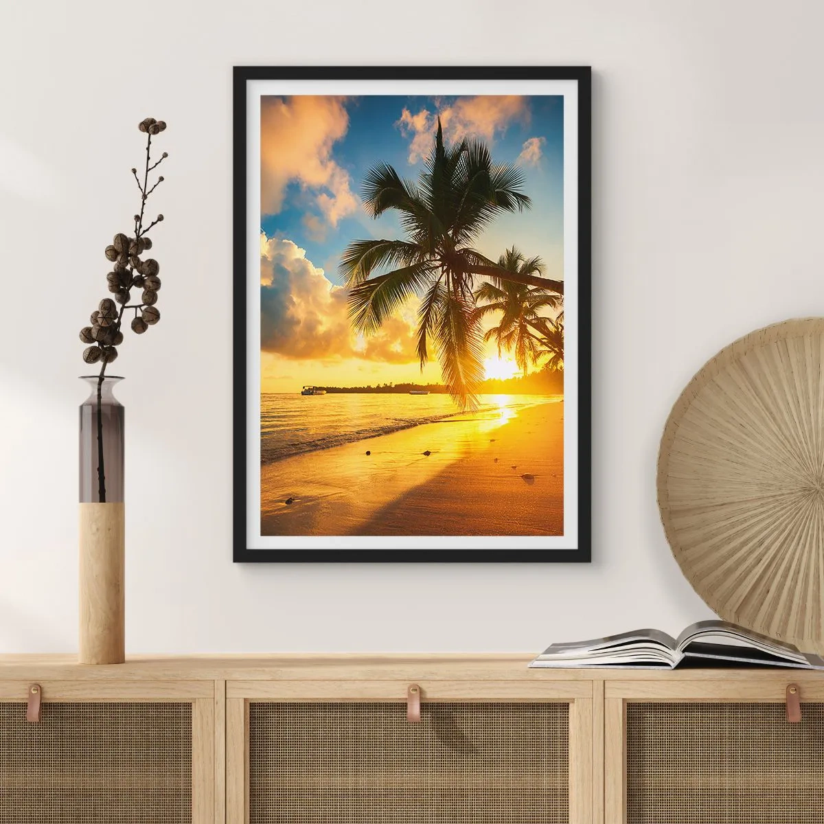 Plakát v černém rámu - Tropická pláž při západu slunce s palmami - 50x70cm - Karibský sen - Moderní nástěnná dekorace do obývacího pokoje a ložnice ARTTOR