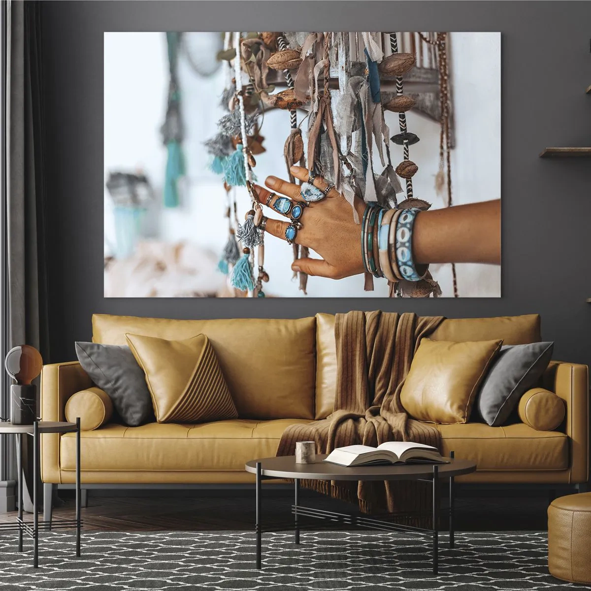 Obraz na skle - Ruka s boho šperky dotýká etnické dekorace - 70x50cm - Místní poklady - Moderní nástěnná dekorace do obývacího pokoje a ložnice ARTTOR