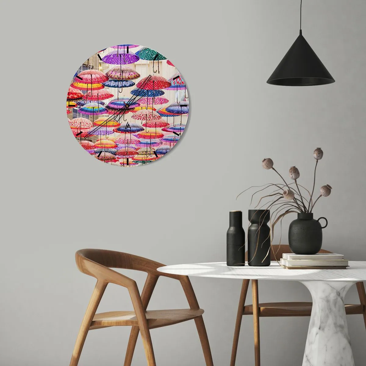Nástěnné hodiny - Barevné deštníky visící nad ulicí - 30x30cm - Městská louka - Moderní nástěnná dekorace do obývacího pokoje, kuchyně a ložnice ARTTOR