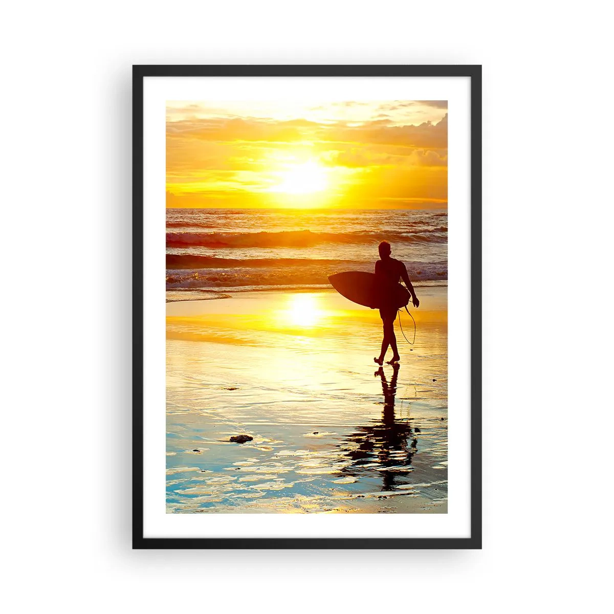 Plakát v černém rámu - Surfař chůzi po pláži při západu slunce - 50x70cm - Návrat bojovníka - Moderní nástěnná dekorace do obývacího pokoje a ložnice ARTTOR
