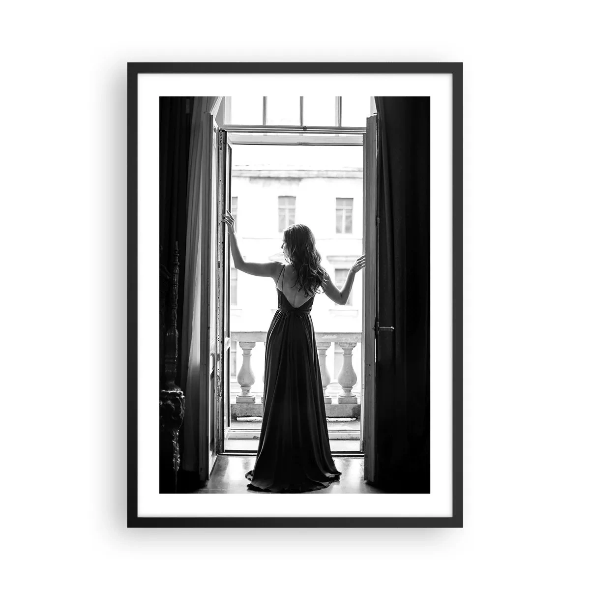 Plakát v černém rámu - Žena v dlouhých šatech stojící na otevřeném balkonu - 50x70cm - Ve velkém stylu - Moderní nástěnná dekorace do obývacího pokoje a ložnice ARTTOR