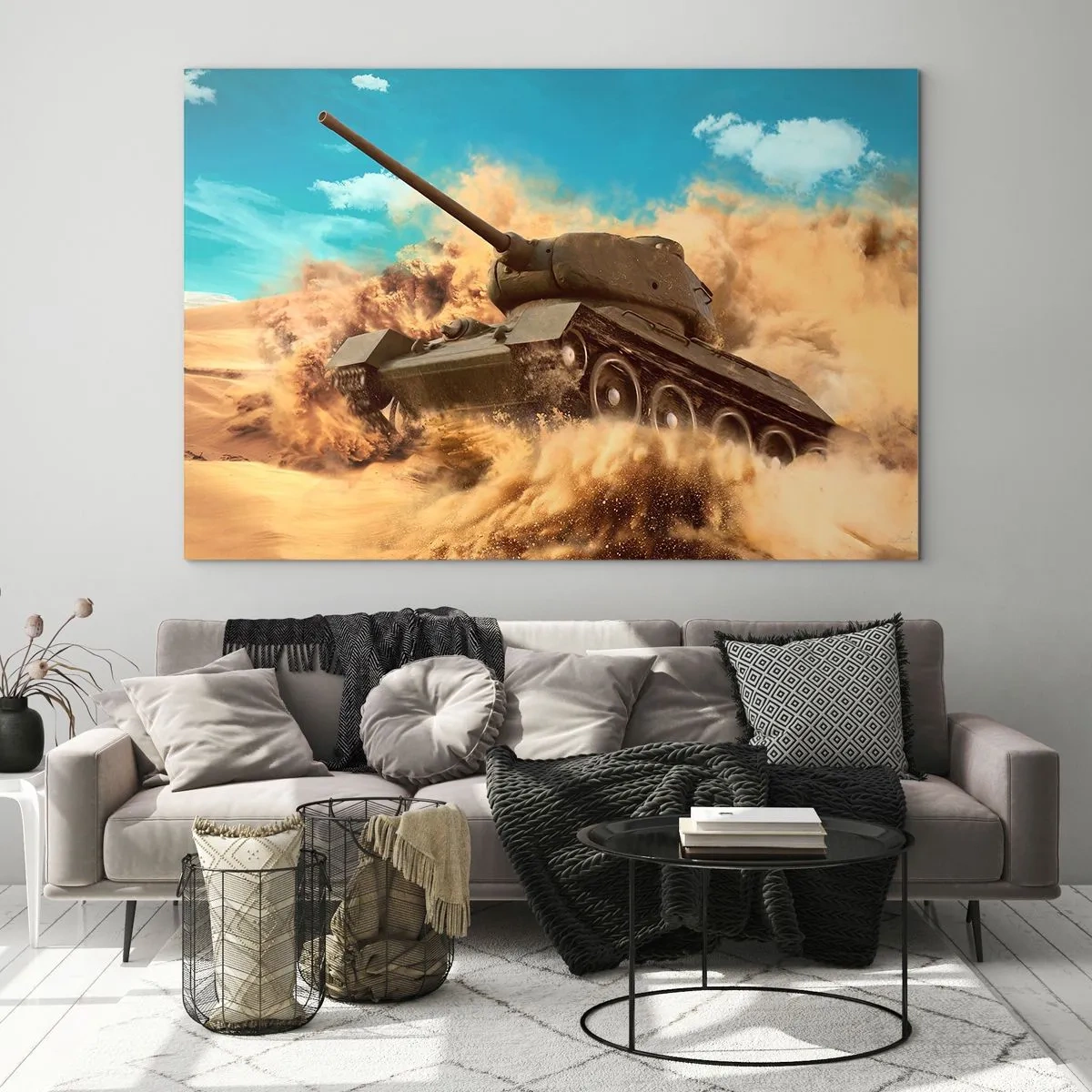 Obraz na skle - Tank v pohybu v poušti s létajícím prachem a jasnou oblohou - 70x50cm - Nedá se porazit - Moderní nástěnná dekorace do obývacího pokoje a ložnice ARTTOR