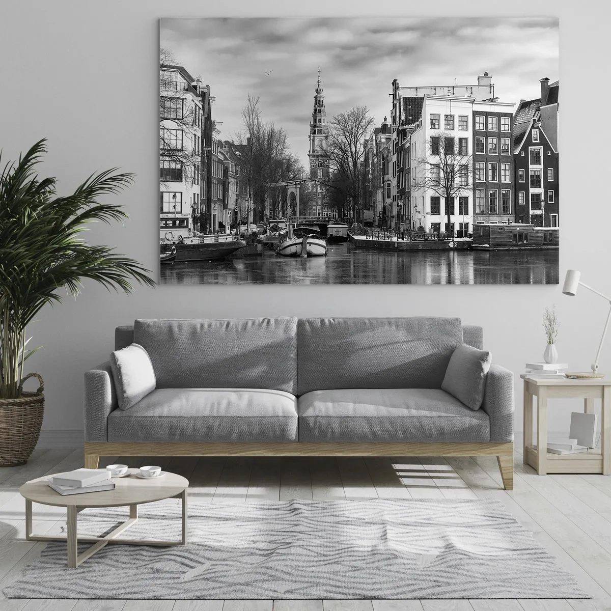Obraz na skle - Černobílý pohled na kanál v Amsterdamu - 70x50cm - Amsterdamské vibrace - Moderní nástěnná dekorace do obývacího pokoje a ložnice ARTTOR