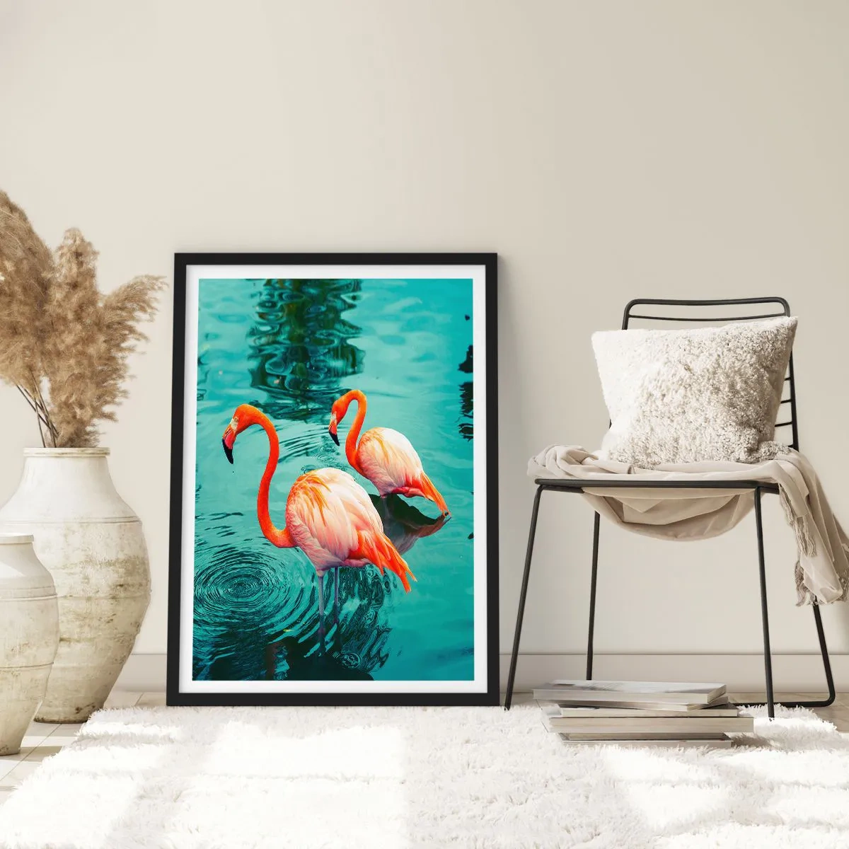 Plakát v černém rámu - Dva plameňáci na pozadí klidné vody - 50x70cm - Nyní jsme v módě - Moderní nástěnná dekorace do obývacího pokoje a ložnice ARTTOR