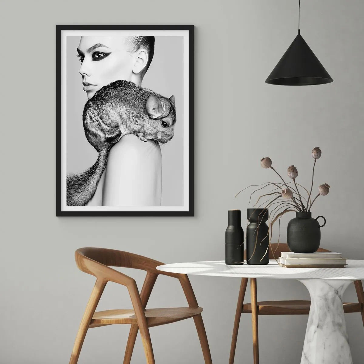 Plakát v černém rámu - Žena s činčilou v uměleckém černobílém záběru - 50x70cm - Dáma s činčilou - Moderní nástěnná dekorace do obývacího pokoje a ložnice ARTTOR