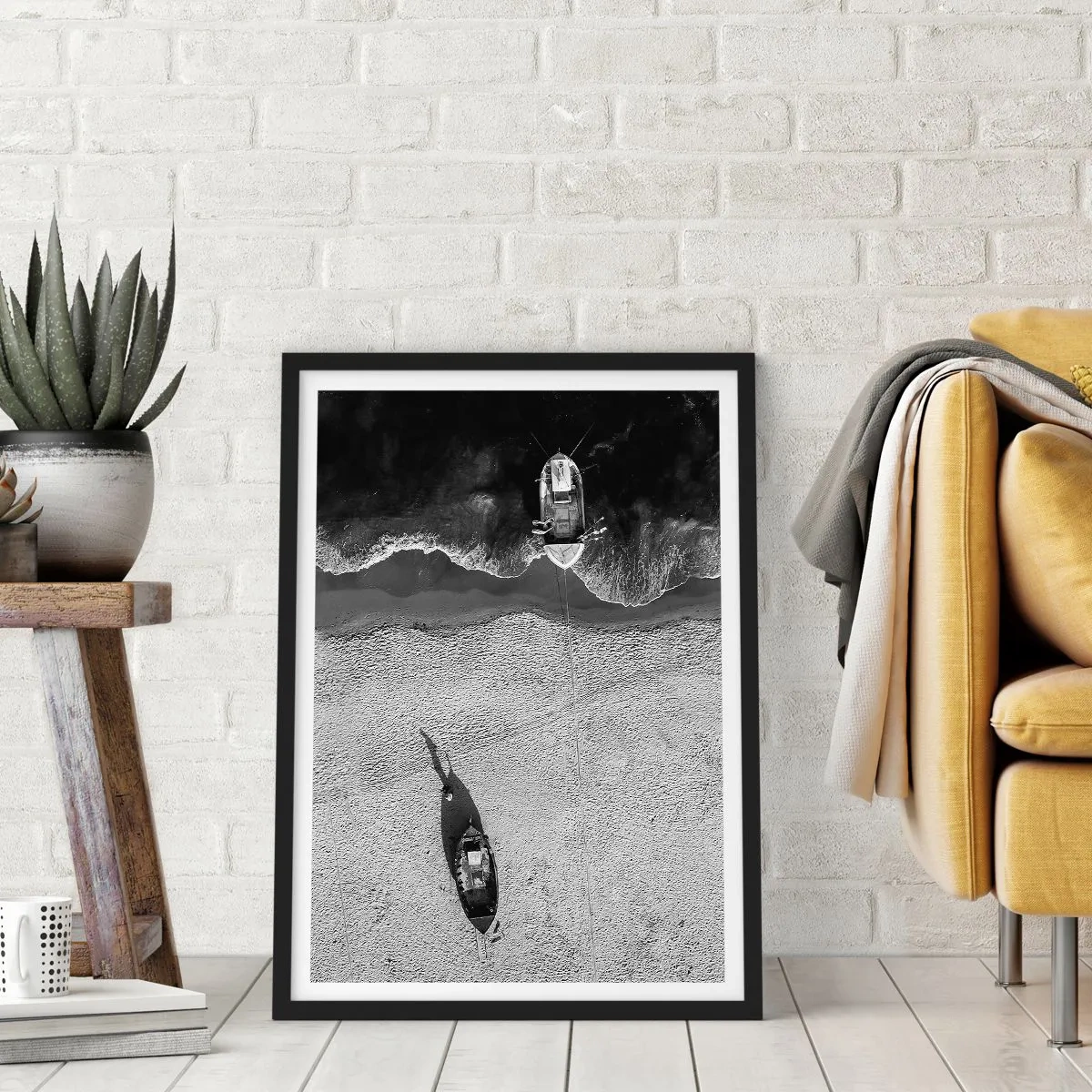 Plakát v černém rámu - Černobílý letecký snímek lodi na pláži - 50x70cm - Ještě na břehu… - Moderní nástěnná dekorace do obývacího pokoje a ložnice ARTTOR