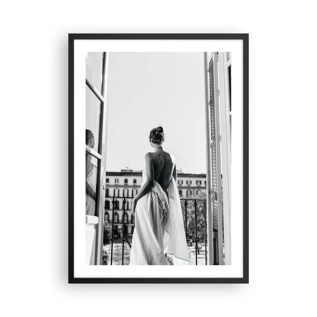 Plakát v černém rámu - Žena v bílé látce na balkoně s výhledem na město - 50x70cm - Probuzení smyslů - Moderní nástěnná dekorace do obývacího pokoje a ložnice ARTTOR