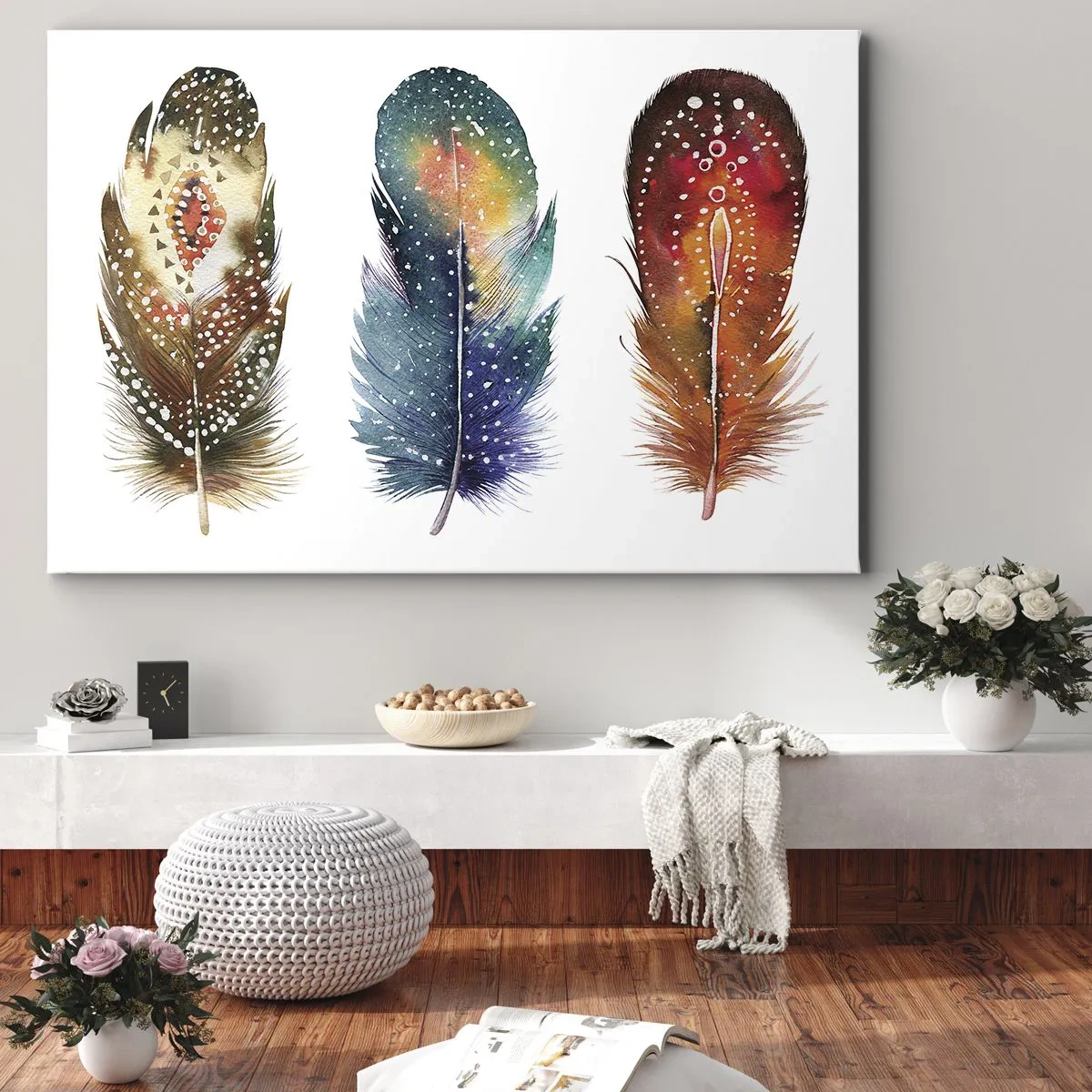 Obraz na plátně - Tři barevná peří s uměleckými vzory na světlém pozadí - 70x50cm - Rituály, obřady, tajemství - Moderní nástěnná dekorace do obývacího pokoje a ložnice ARTTOR