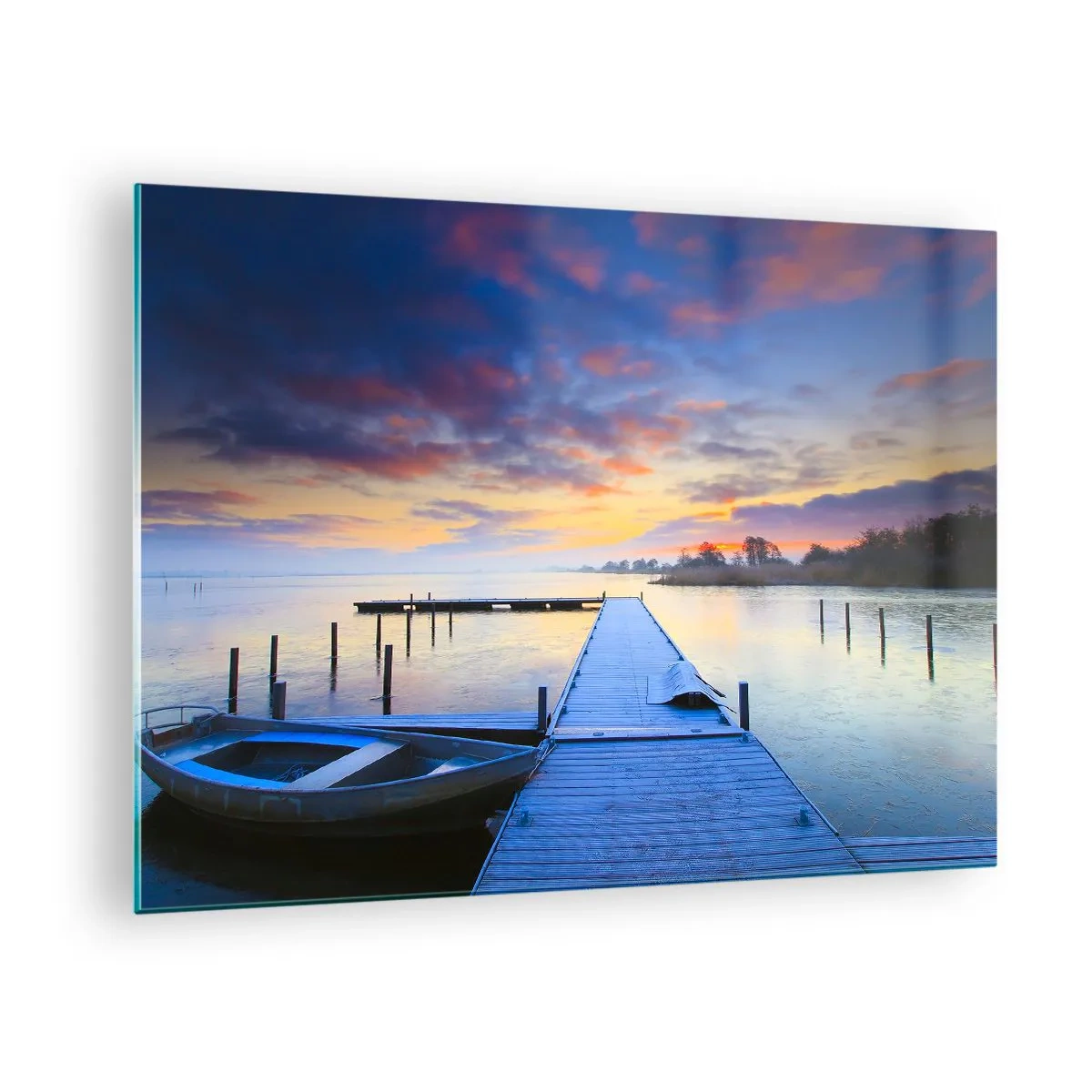 Obraz na skle - Molo na jezeře za úsvitu obklopené klidnou přírodou - 70x50cm - Fialovo-zlatý klid - Moderní nástěnná dekorace do obývacího pokoje a ložnice ARTTOR