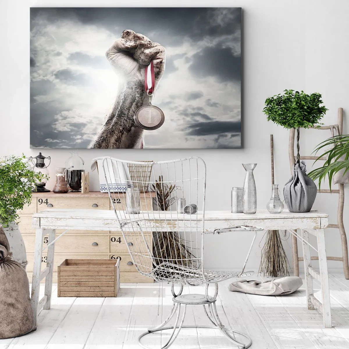 Obraz na plátně - Ruka zdvižená s medailí proti zatažené obloze - 70x50cm - Per aspera ad astra - Moderní nástěnná dekorace do obývacího pokoje a ložnice ARTTOR