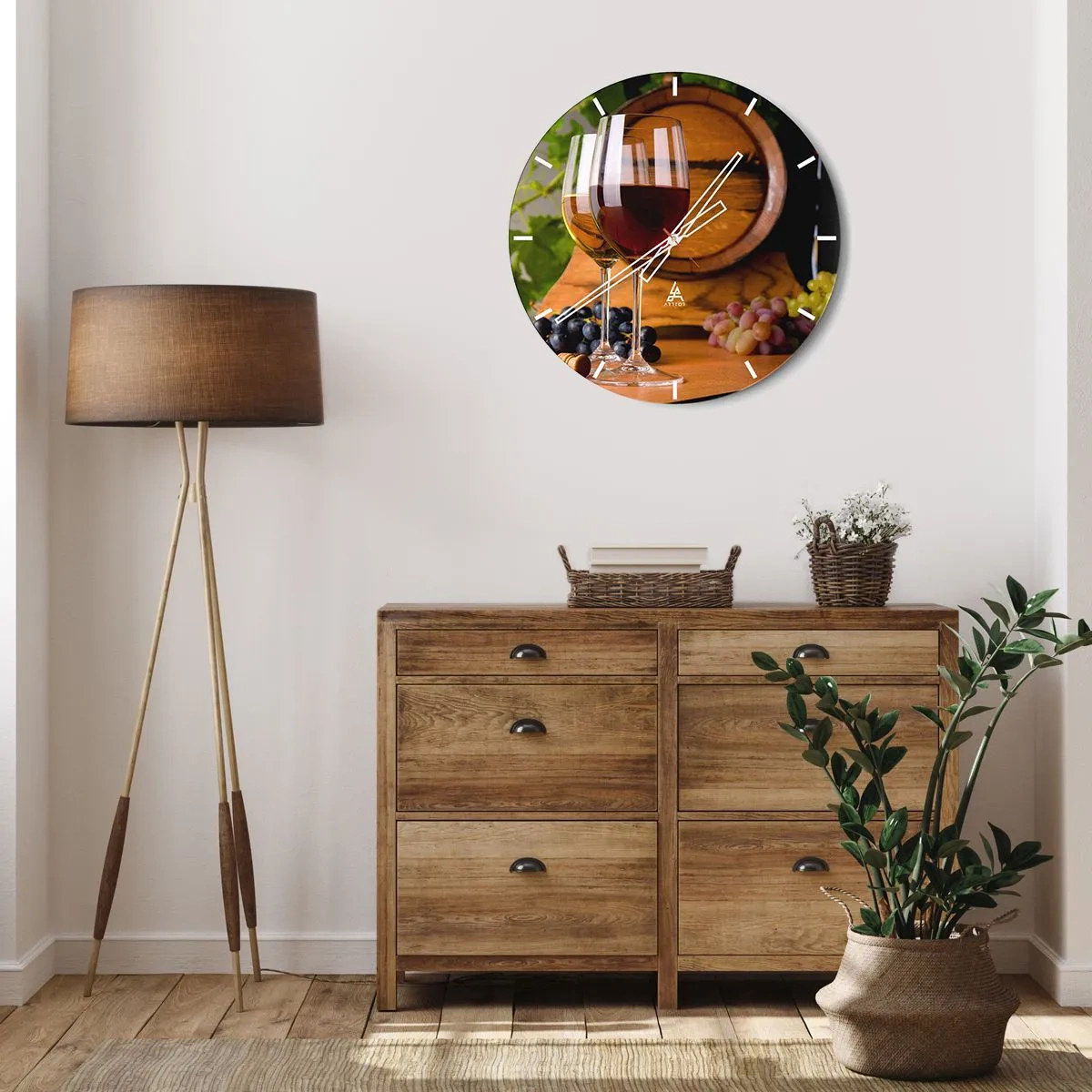 Nástěnné hodiny - Sklenice vína na pozadí sudu a hroznů - 30x30cm - Jako u starých mistrů - Moderní nástěnná dekorace do obývacího pokoje, kuchyně a ložnice ARTTOR
