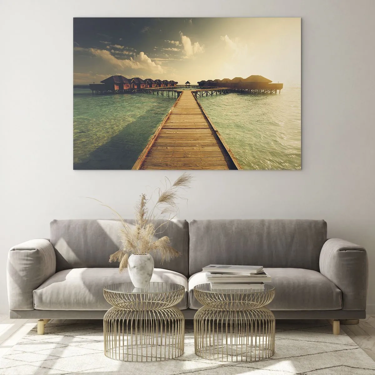 Obraz na skle - Molo vedoucí k chatkám na nábřeží při západu slunce - 70x50cm - Vřelé pozvání - Moderní nástěnná dekorace do obývacího pokoje a ložnice ARTTOR
