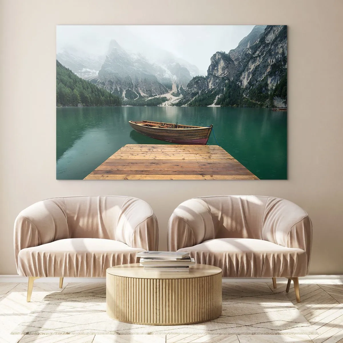 Obraz na skle - Loď u mol na jezeře v hornaté krajině s mlhou - 70x50cm - „Hrdé skály vepředu“ - Moderní nástěnná dekorace do obývacího pokoje a ložnice ARTTOR