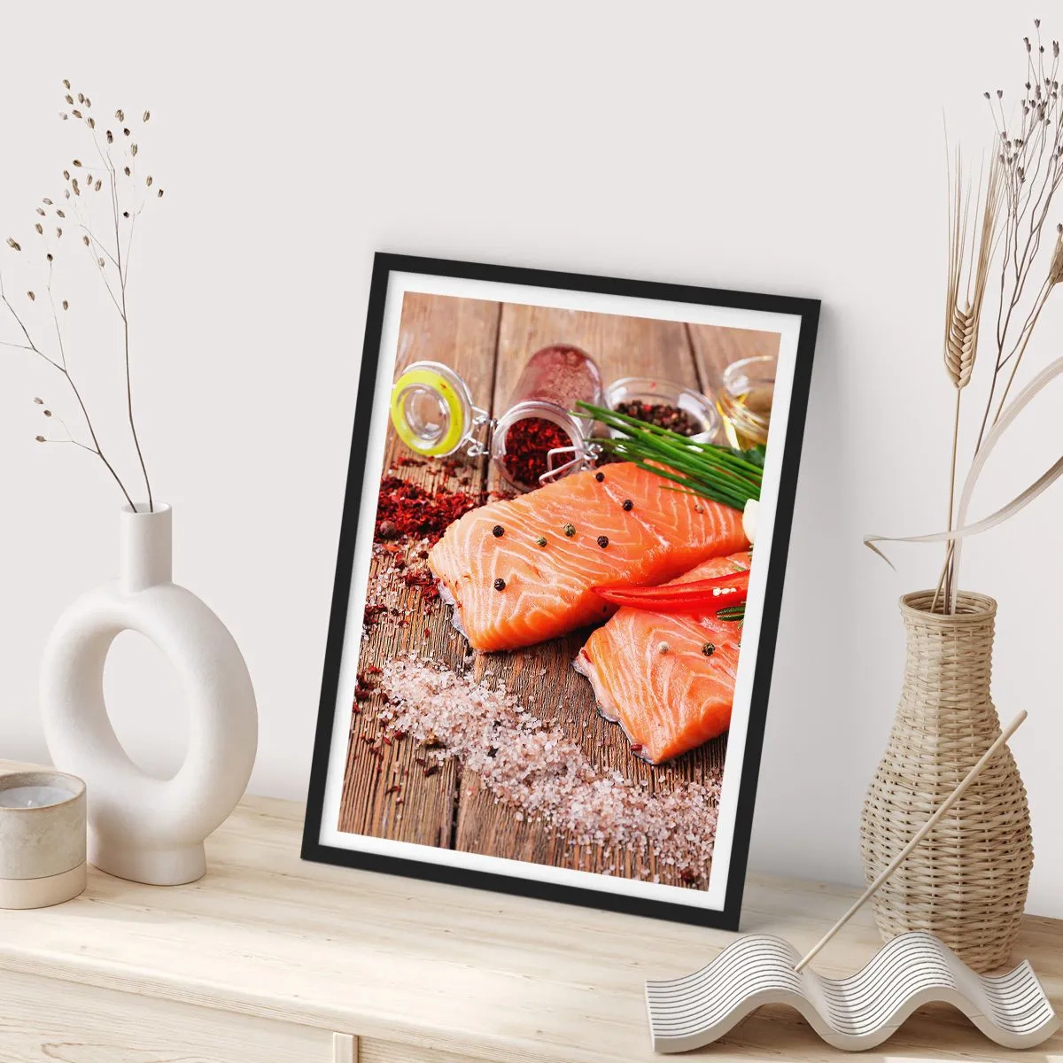 Plakát v černém rámu - Filety z lososa s kořením na rustikálním pozadí - 50x70cm - Norské dobrodružství v kuchyni - Moderní nástěnná dekorace do obývacího pokoje a ložnice ARTTOR