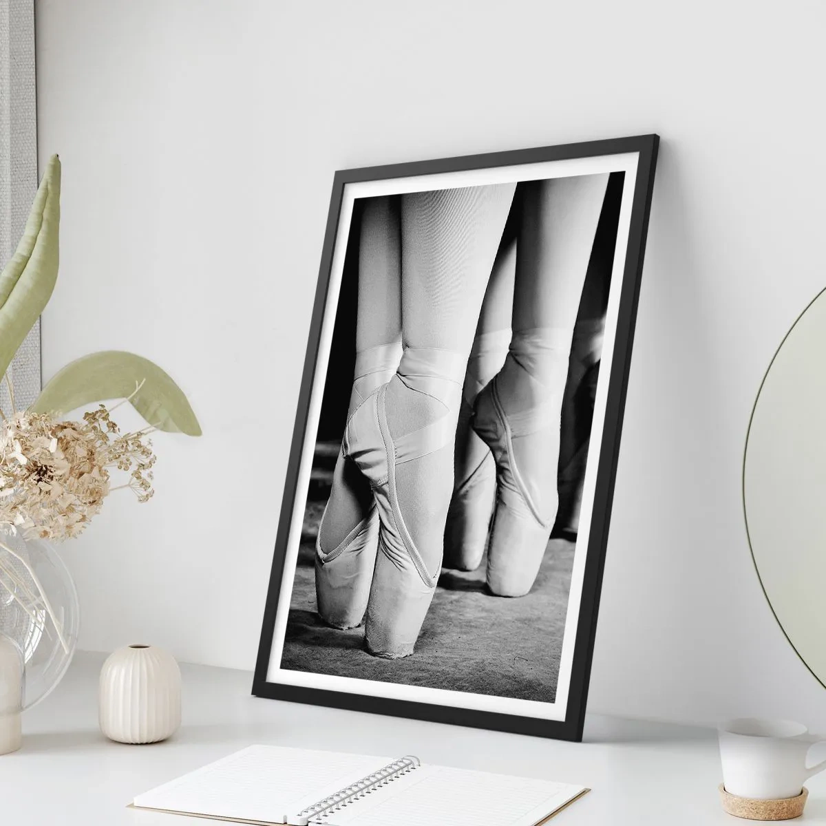 Plakát v černém rámu - Černobílý plakát s vyobrazením baletních špičkových bot. - 50x70cm - Společně, lehce - Moderní nástěnná dekorace do obývacího pokoje a ložnice ARTTOR