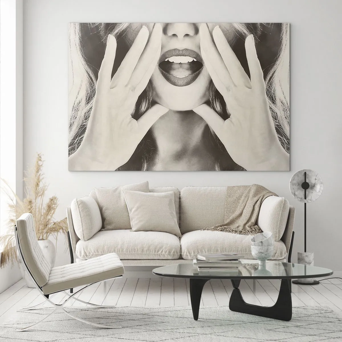 Obraz na skle - Žena s rtěnkou na rtech a rukama na obličeji - 70x50cm - Už jdu! - Moderní nástěnná dekorace do obývacího pokoje a ložnice ARTTOR