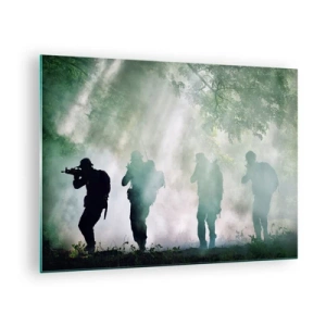 Obraz na skle - Skupina vojáků v kouři, procházející lesem, v plné pohotovosti - 70x50cm - Jeden za všechny… - Moderní nástěnná dekorace do obývacího pokoje a ložnice ARTTOR