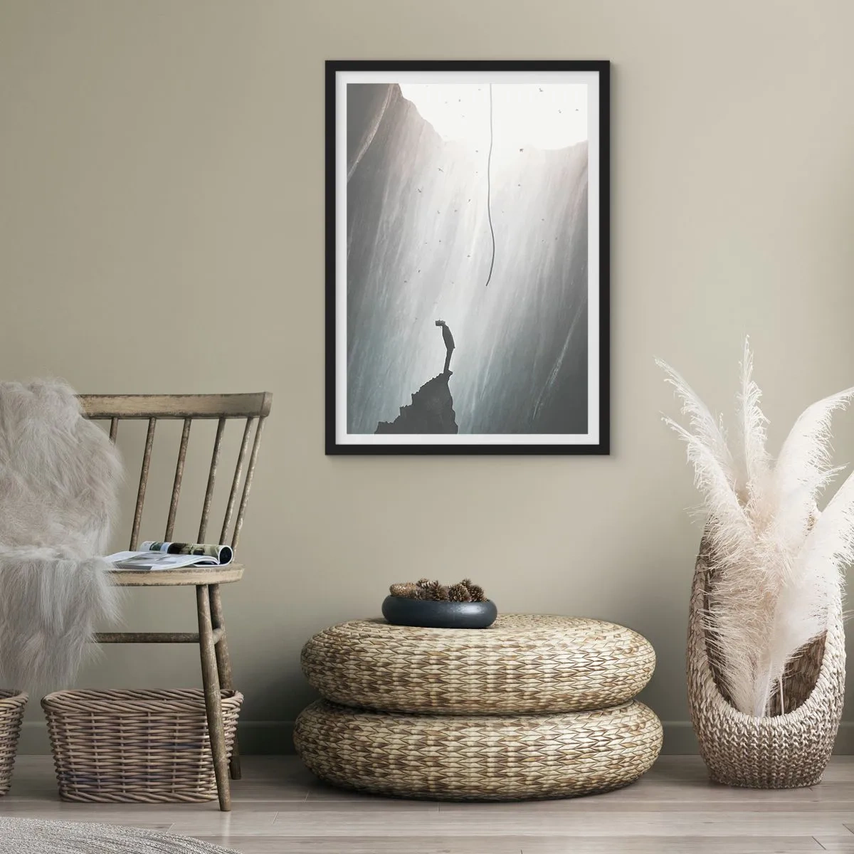 Plakát v černém rámu - Postava na okraji útesu ve světle propasti - 50x70cm - Vždycky máte na výběr - Moderní nástěnná dekorace do obývacího pokoje a ložnice ARTTOR