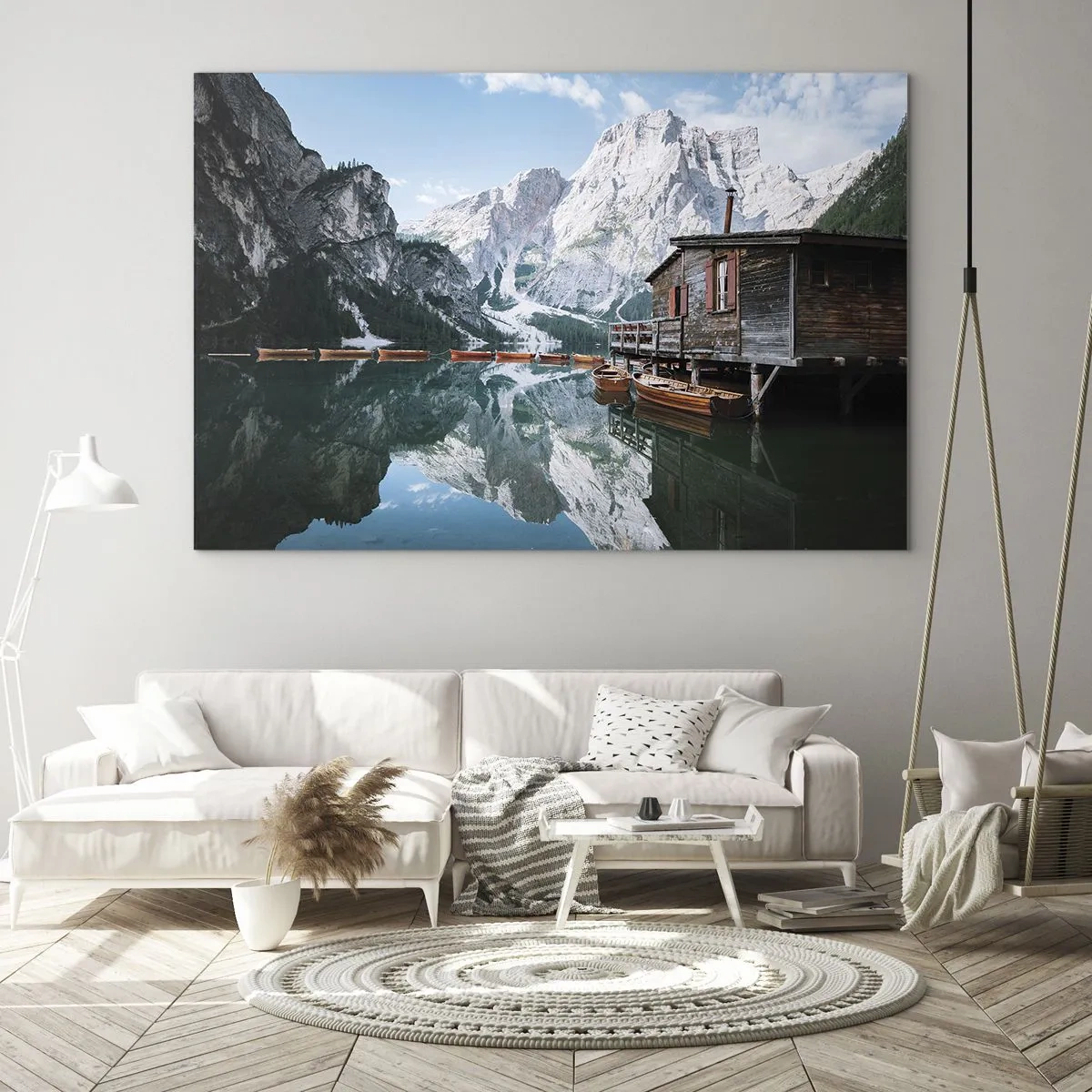 Obraz na skle - Dřevěný dům a lodě na klidném jezeře v horách - 70x50cm - Krystalické, horské ráno - Moderní nástěnná dekorace do obývacího pokoje a ložnice ARTTOR
