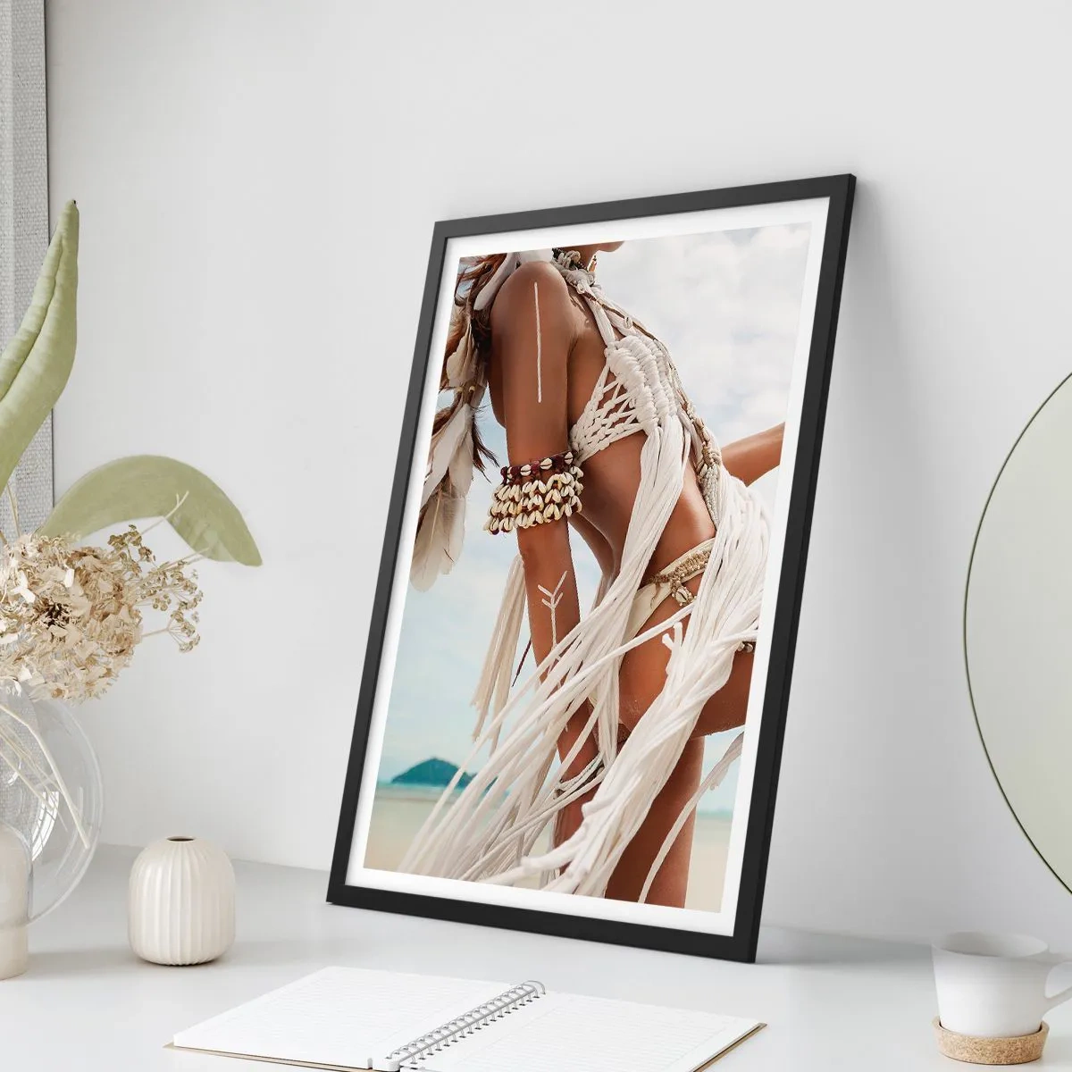 Plakát v černém rámu - Žena v etnickém stylu na pláži - 50x70cm - Kněžka slunce - Moderní nástěnná dekorace do obývacího pokoje a ložnice ARTTOR