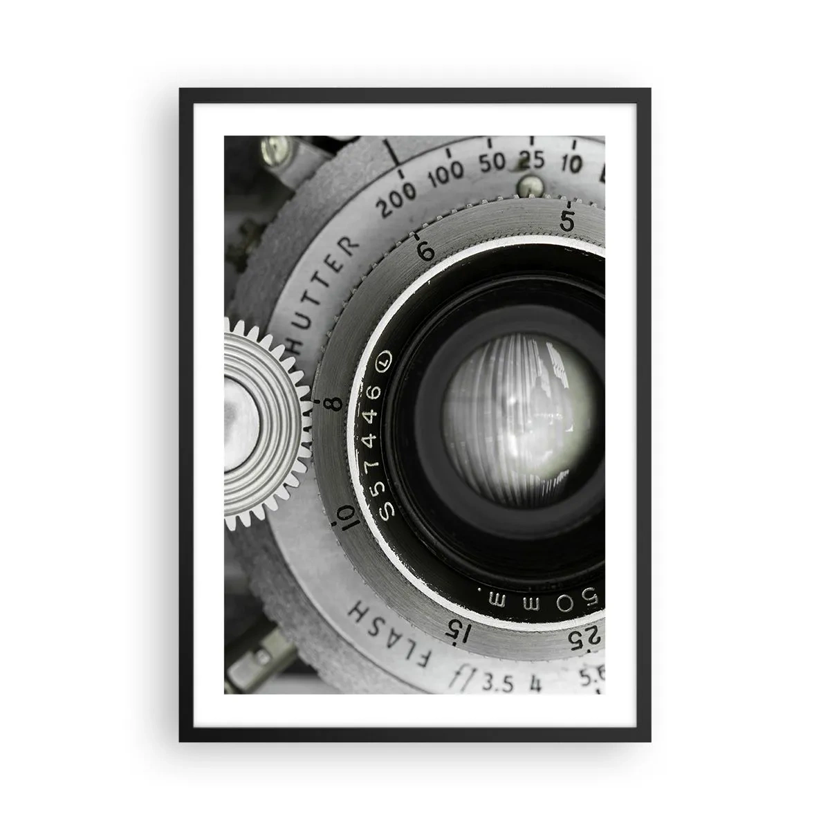 Plakát v černém rámu - Detail objektivu fotoaparátu s kovovými detaily - 50x70cm - Příběh o Hollywoodu - Moderní nástěnná dekorace do obývacího pokoje a ložnice ARTTOR