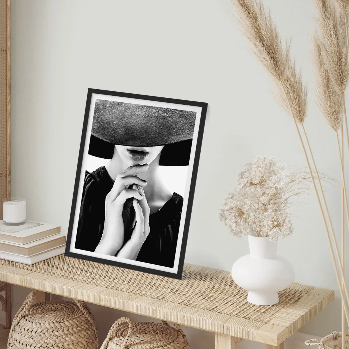 Plakát v černém rámu - Černobílý portrét ženy v klobouku se zakrytým obličejem - 50x70cm - Ukrytá krása - Moderní nástěnná dekorace do obývacího pokoje a ložnice ARTTOR