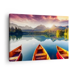 Obraz na plátně - Tři dřevěné lodě na pozadí horského jezera při západu slunce - 70x50cm - Nic proti přírodě - Moderní nástěnná dekorace do obývacího pokoje a ložnice ARTTOR