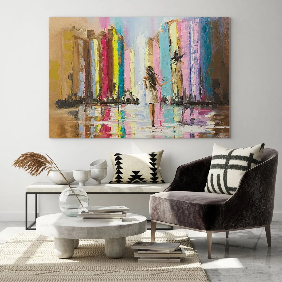 Obraz na skle - Žena s ptákem v pozadí barevných budov - 70x50cm - Pojď se mnou - Moderní nástěnná dekorace do obývacího pokoje a ložnice ARTTOR