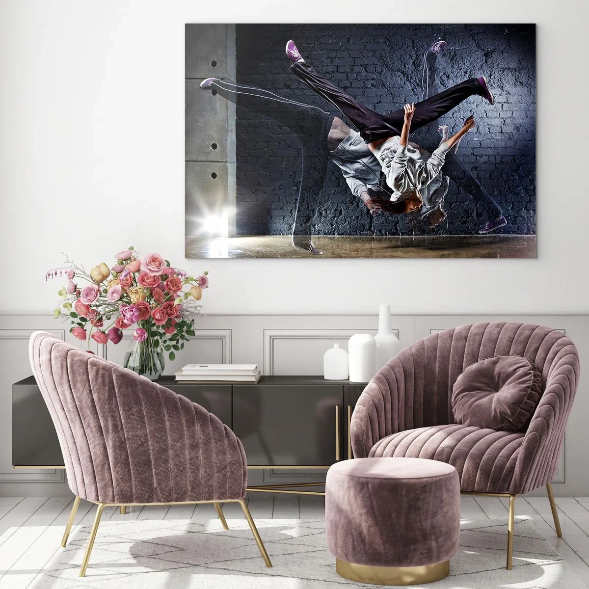 Obraz na skle - Dynamický tanec na pozadí industriální zdi - 70x50cm - Hvězda ulice - Moderní nástěnná dekorace do obývacího pokoje a ložnice ARTTOR