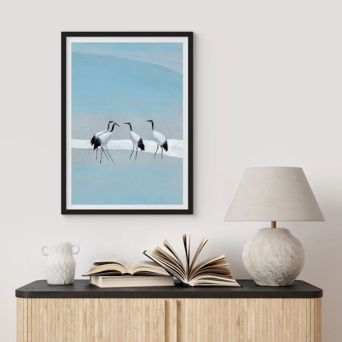 Plakát v černém rámu - Minimalistická ilustrace jeřábů na pastelovém pozadí. - 50x70cm - Po horkém dni - Moderní nástěnná dekorace do obývacího pokoje a ložnice ARTTOR