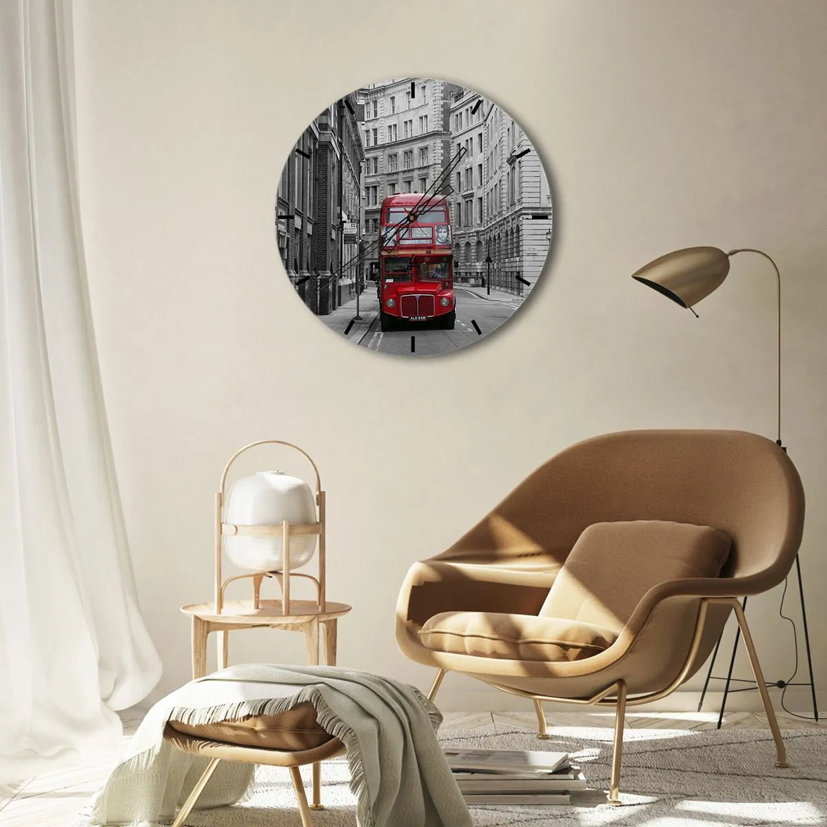 Nástěnné hodiny - Červený autobus na pozadí černobílých budov. - 30x30cm - Všednost nemusí být šedá - Moderní nástěnná dekorace do obývacího pokoje, kuchyně a ložnice ARTTOR