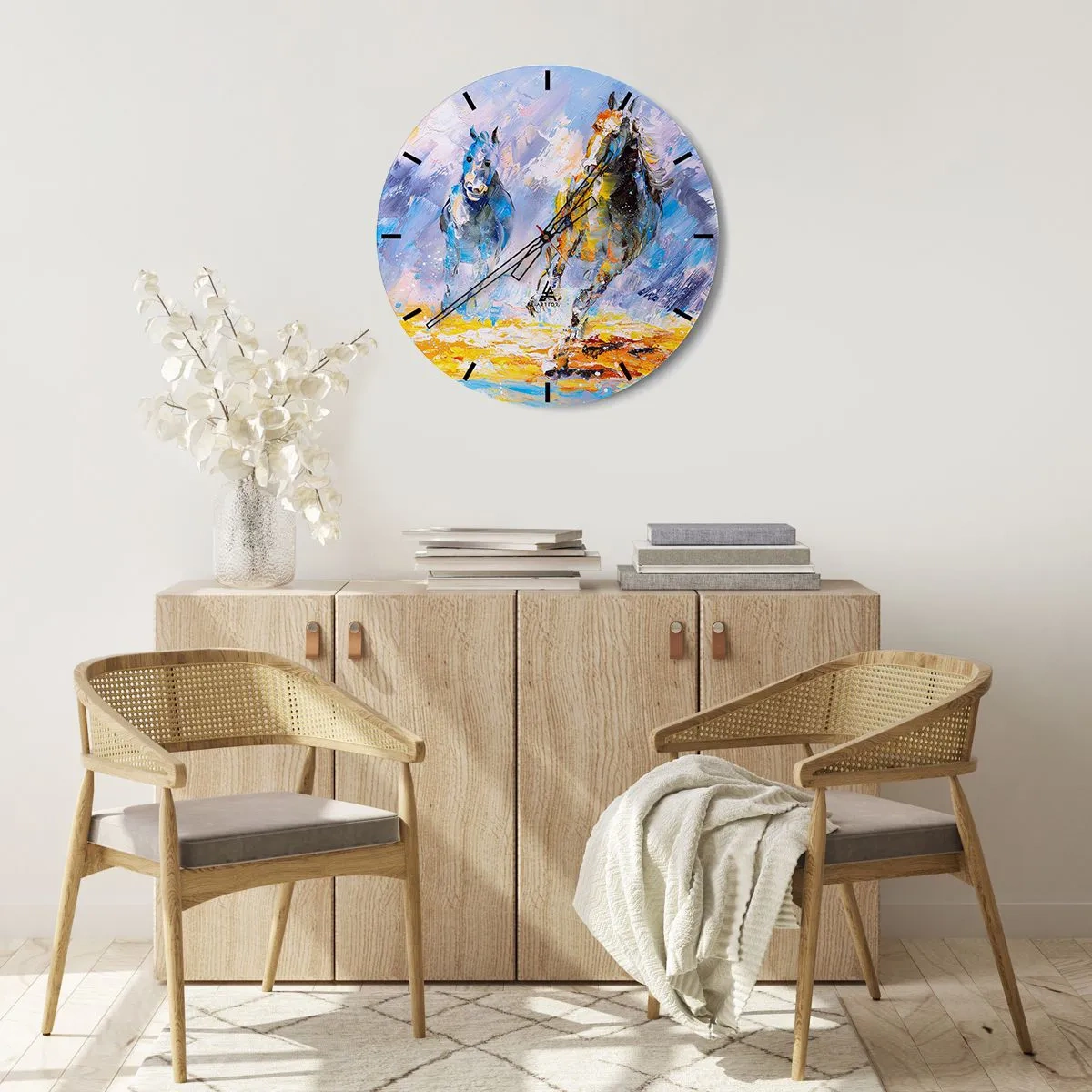 Nástěnné hodiny - Dva koně v dynamickém běhu na barevném pozadí - 30x30cm - Cválající skrze září - Moderní nástěnná dekorace do obývacího pokoje, kuchyně a ložnice ARTTOR