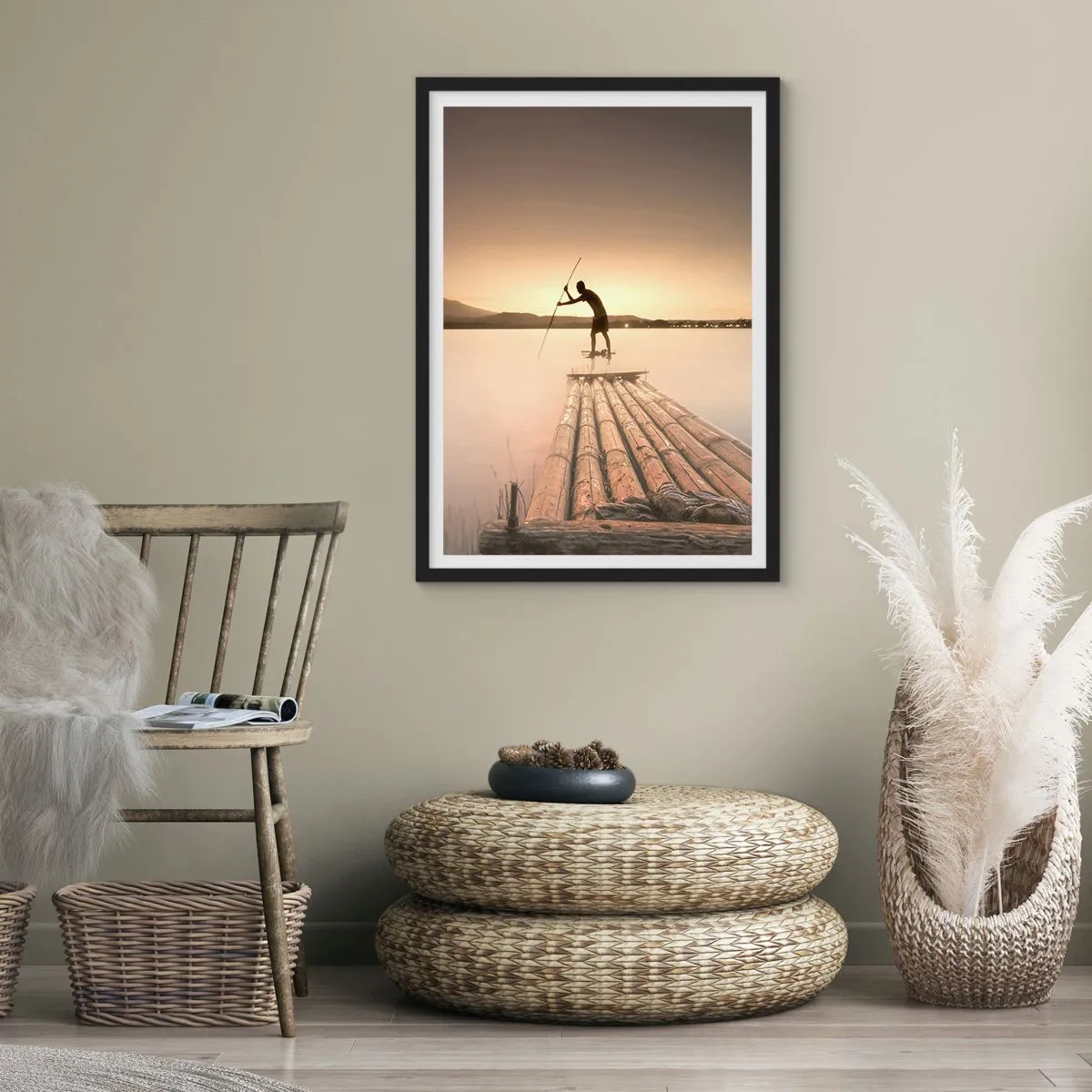 Plakát v černém rámu - Postava na bambusovém voru při západu slunce - 50x70cm - Před odpočinkem - Moderní nástěnná dekorace do obývacího pokoje a ložnice ARTTOR