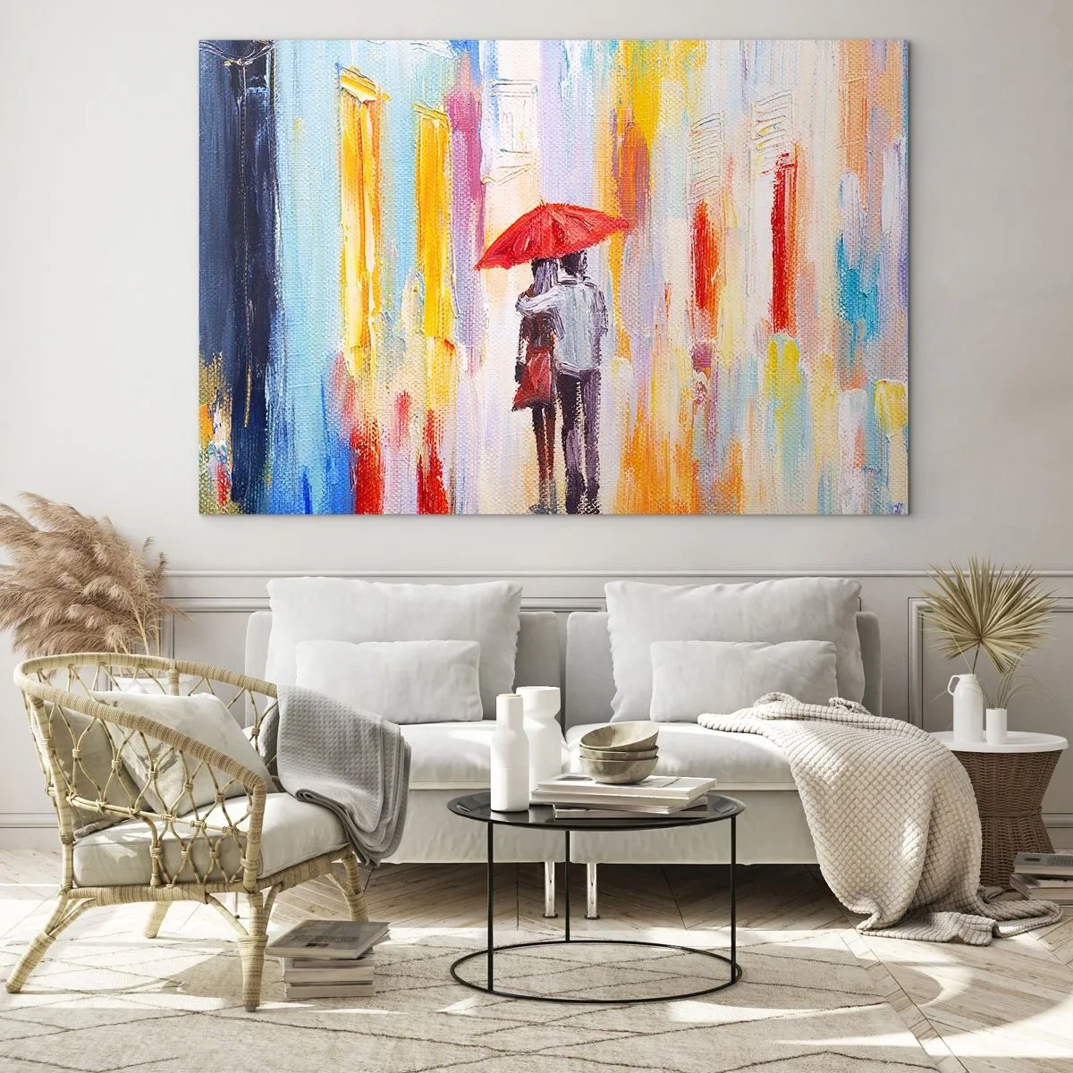 Obraz na skle - Pár držící červený deštník v dešti na pozadí barevné ulice. - 70x50cm - Ať prší dál - Moderní nástěnná dekorace do obývacího pokoje a ložnice ARTTOR