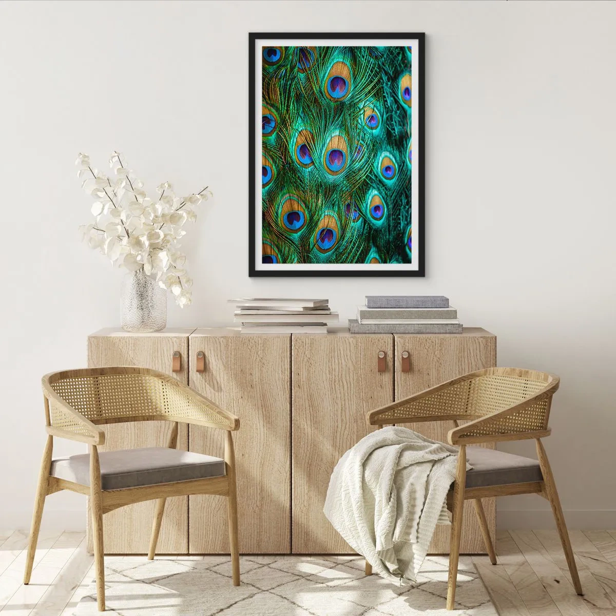 Plakát v černém rámu - Paví peří v intenzivních barvách - 50x70cm - Paví pohled - Moderní nástěnná dekorace do obývacího pokoje a ložnice ARTTOR