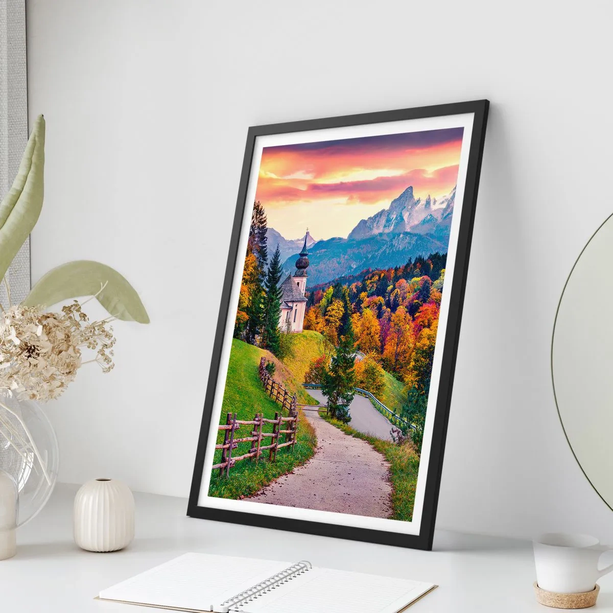 Plakát v černém rámu - Horská kaple mezi podzimními stromy při západu slunce - 50x70cm - Naprosto ideální krajina - Moderní nástěnná dekorace do obývacího pokoje a ložnice ARTTOR
