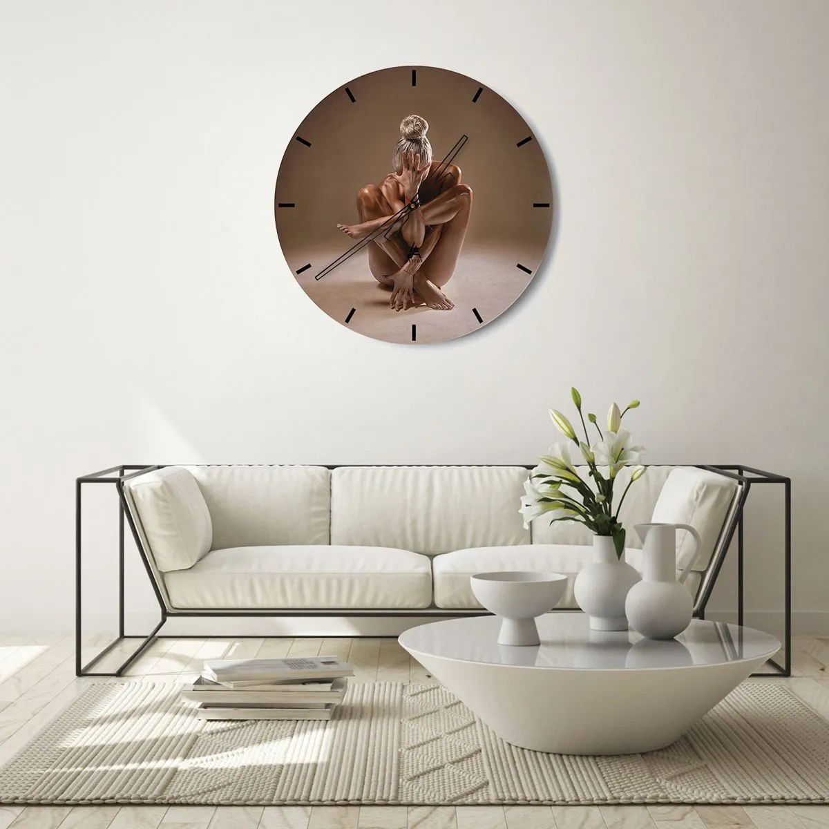 Nástěnné hodiny - Žena v umělecké póze na neutrálním pozadí - 30x30cm - Jednota těla a ducha - Moderní nástěnná dekorace do obývacího pokoje, kuchyně a ložnice ARTTOR