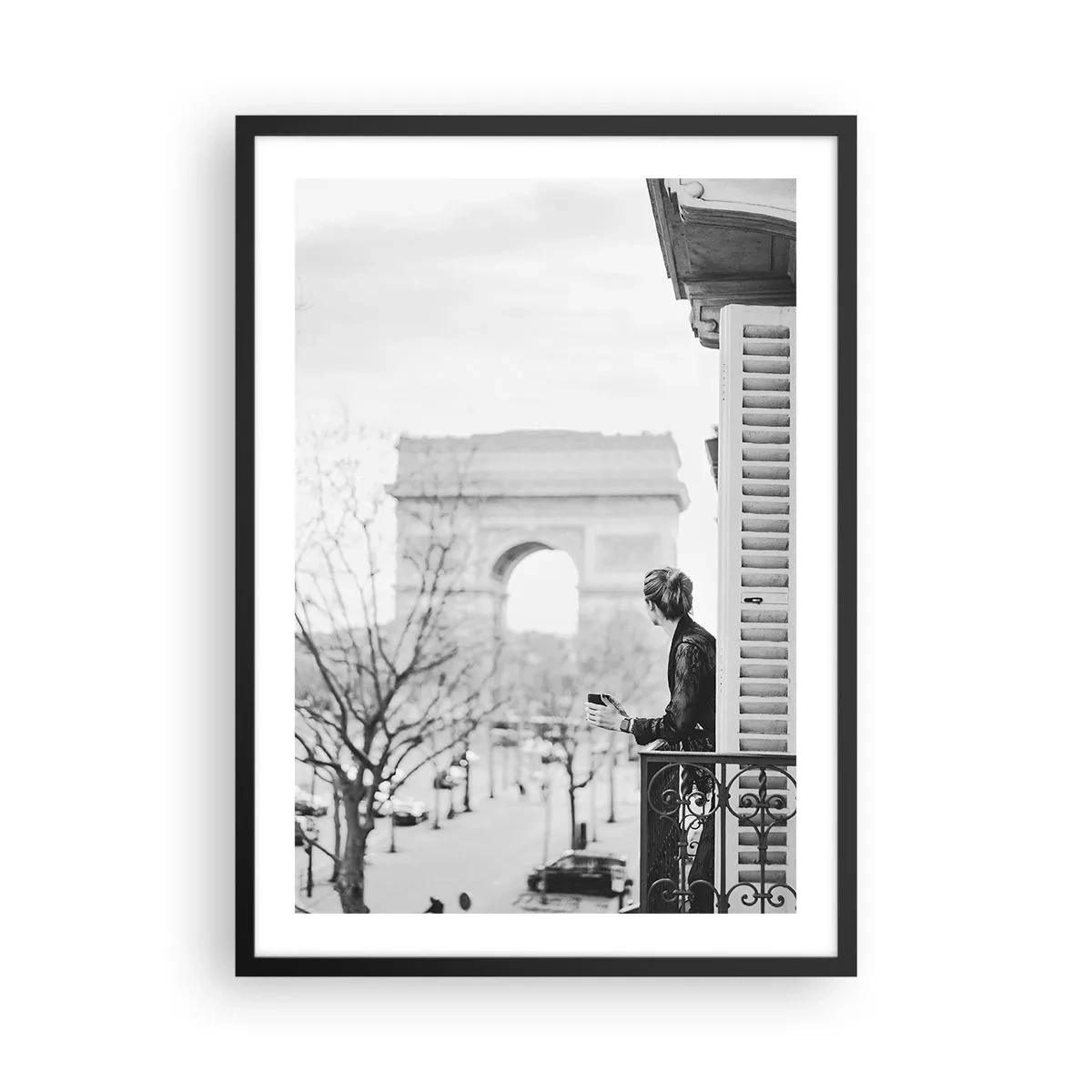 Plakát v černém rámu - Muž na balkóně s výhledem na Vítězný oblouk - 50x70cm - Pokoj s výhledem - Moderní nástěnná dekorace do obývacího pokoje a ložnice ARTTOR