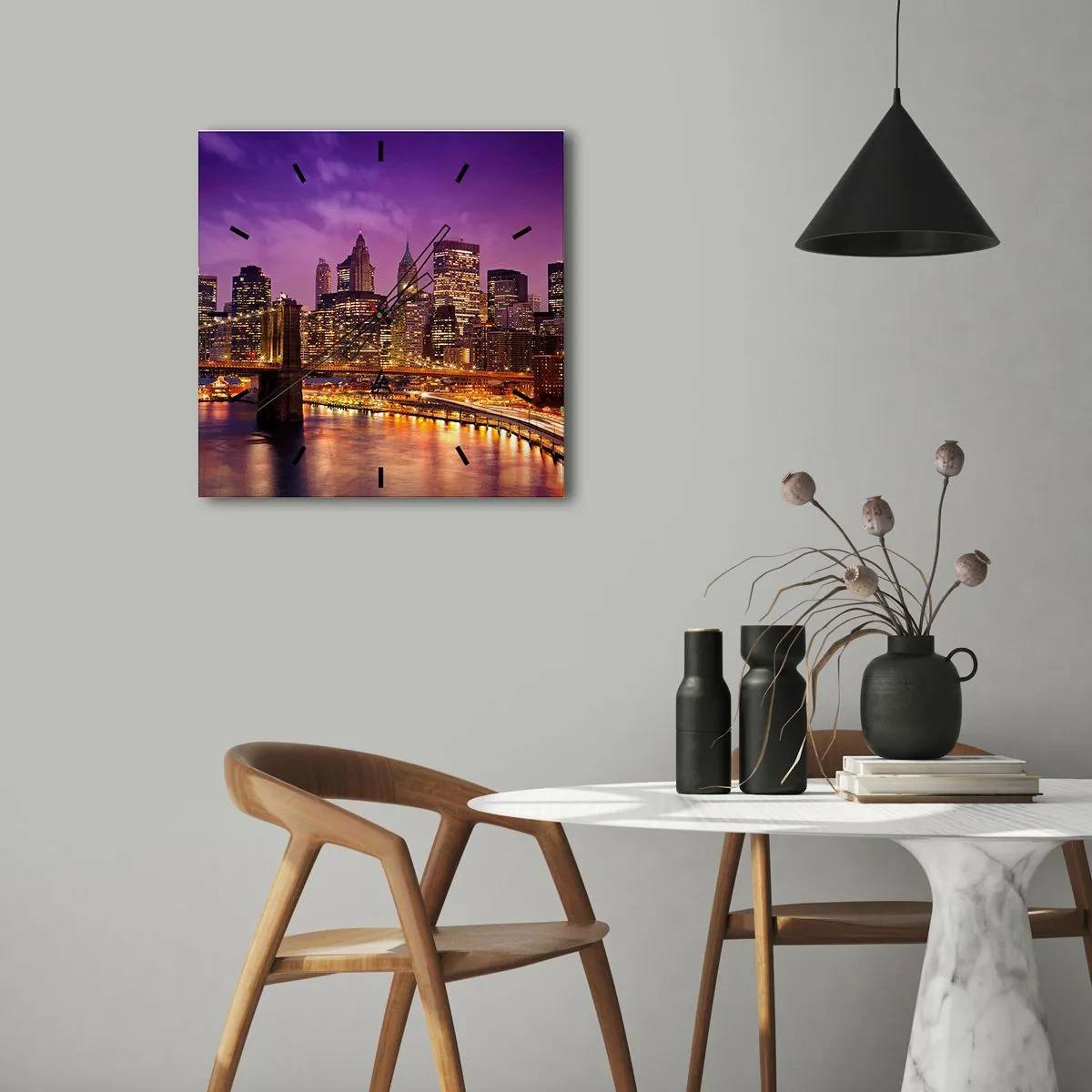 Nástěnné hodiny - Fialovo-zlatý Manhattan - 30x30 cm