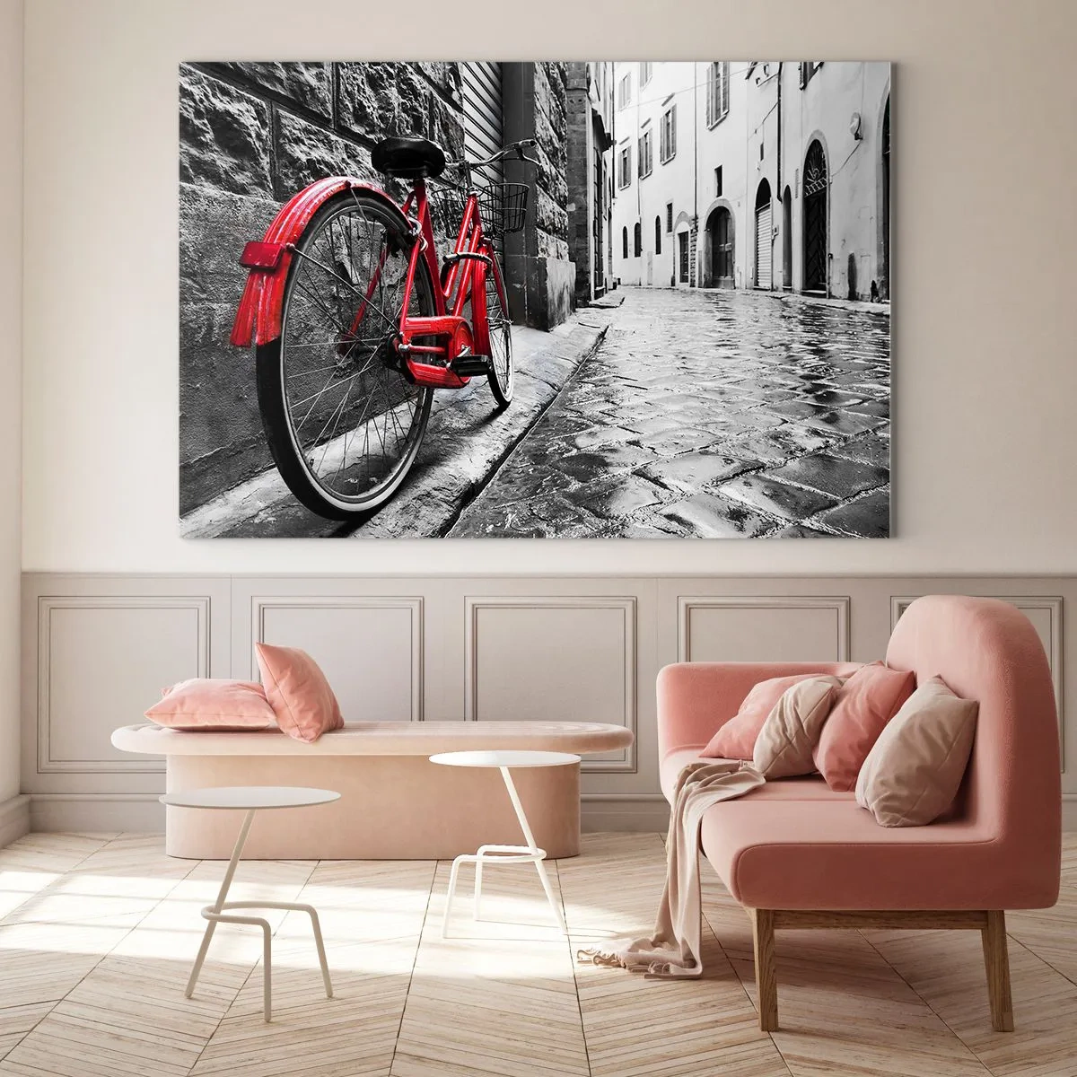 Obraz na skle - Červené kolo na dlážděné ulici s monochromatickým pozadím. - 70x50cm - Skutečná krása nestárne - Moderní nástěnná dekorace do obývacího pokoje a ložnice ARTTOR