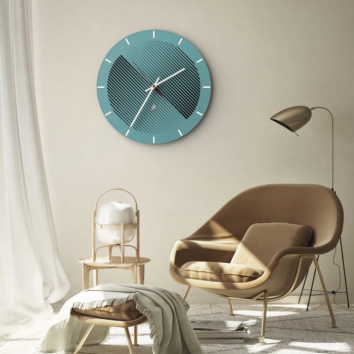 Nástěnné hodiny - Tyrkysové pozadí s černými diagonálními čarami v geometrickém uspořádání - 30x30cm - Kruh – geometrická variace - Moderní nástěnná dekorace do obývacího pokoje, kuchyně a ložnice ARTTOR